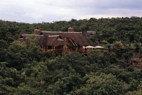 MAKWETI SAFARI LODGE LOUNGE DINING ROOM 